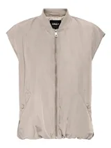 Chaleco largo midi color beige, con cuello estilo baseball y cierre frontal de cremallera. Presenta bolsillos laterales con broche a presión y cintura elastizada.