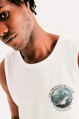 Musculosa de hombre color blanco con estampa circular en el pecho que incluye un faro y la inscripción "Sail through the storm".