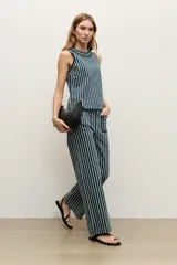 Top de jean sin mangas, de corte recto y escote redondo, con diseño a rayas verticales en azul marino y blanco.