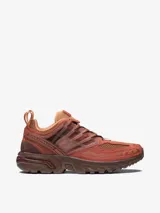Championes Salomon modelo ACS Pro, en tonos rojizos y marrones con diseño inspirado en el desierto. Presentan una estructura técnica con malla transpirable, refuerzos laterales tipo jaula y suela robusta de alto rendimiento.