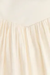 Pollera maxi de corte holgado en mezcla de viscosa, color beige. Cuenta con cintura en punto pesado con detalle fruncido en V que otorga una caída suave y fluida.
