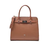 Cartera tipo tote de diseño estructurado en color habano, con textura granulada. Presenta doble asa superior, correa ajustable extraíble, cierre frontal con hebilla metálica decorativa y logo de la marca en la parte inferior.