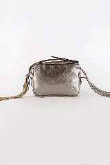 Cartera bandolera rectangular de cuero color plateado con correa fina ajustable y cierre con flecos.
