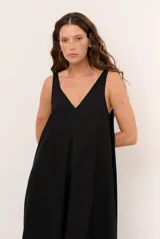 Vestido largo negro sin mangas, con escote en V y corte amplio.