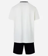Conjunto de pijama para hombre, compuesto por remera de algodón color crudo con cuello redondo, mangas cortas y estampado de Garfield en un sillón, y short negro de algodón con cintura elástica.
