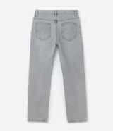 Pantalón de jean recto color gris claro, con cintura media, cierre de botón metálico y cremallera. Incluye bolsillos delanteros, un bolsillo monedero pequeño y bolsillos traseros aplicados.