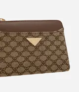 Billetera pequeña de Satinato en color marrón, confeccionada en PU con estampa geométrica y detalles en cuero sintético liso. Cuenta con cierre superior metálico, solapa con botón a presión y placa triangular dorada con el logo de la marca.