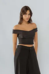 Top negro con escote bardot, diseño ajustado al cuerpo y corte crop.