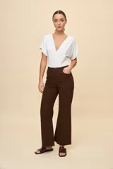 Pantalón wide leg de tiro alto color blanco, con diseño de cinco bolsillos y corte amplio.