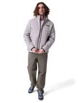 Campera puffer Caterpillar color gris claro, con cuello alto, cierre frontal completo y diseño acolchado con patrón chevron. Cuenta con parche del logo de la marca en el pecho.