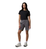 Remera deportiva negra de manga corta, con cuello redondo y diseño de corte cropped.
