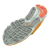 Championes de running Under Armour modelo HOVR Infinite 4, color naranja con detalles en gris. Presentan una parte superior de malla técnica transpirable, amortiguación reactiva UA HOVR y suela con inserciones de caucho de carbono para mayor tracción.