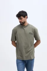 Remera oversize gris melange de manga corta con estampa en la espalda de la marca Brooksfield.