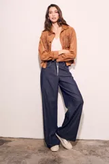 Camisa color camel de gamuza vegana con corte oversize y flecos en el pecho.