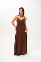 Vestido largo color marrón chocolate, de corte recto y holgado, con escote en V y tirantes finos.