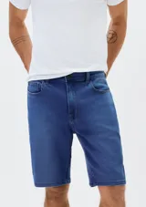 Bermuda de jeans azul con bolsillos delanteros y traseros.