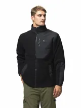 Campera de polar negro con cuello alto y cierre frontal completo. Presenta paneles de nylon en contraste en el pecho, hombros y codos, incluyendo un bolsillo vertical con cierre en el pecho y dos bolsillos laterales abiertos.