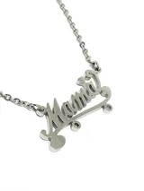 Collar plateado con dije con la palabra "Mama" en letra cursiva.