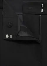 Pantalón de vestir negro con diseño recto y corte crop, trabillas para cinto, dos bolsillos laterales y dos bolsillos de ribete en la parte posterior. Cierre frontal con gancho y cremallera.
