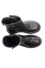 Bota de caña media confeccionada en cuero negro, con suela track dentada. Presenta un diseño con dos correas ajustables con hebillas metálicas y un detalle de argolla metálica en la parte inferior, además de cierre lateral.