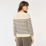 Cárdigan de punto con cuello redondo y cierre frontal de botones, diseño a rayas horizontales en color beige y negro, de manga larga.