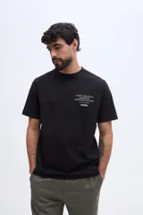 Remera negra de algodón con calce clásico y estampa pequeña en el pecho.