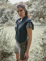 Short de vestir con estampado abstracto en tonos grises y negros, con corte irregular y ruedo asimétrico.