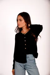 Blusa de morley elastizado color blanco, con escote en V y botones dorados.
