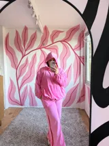Pantalón de plush rosa chicle con elástico en la cintura y cierres en los tobillos.