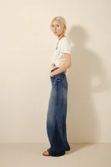 Pantalón de jean de tiro alto, corte ancho y pierna recta, con paneles de denim en tonos contrastantes.