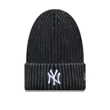 Gorro tipo beanie de punto acanalado con efecto lavado, color negro. Presenta el logo de los New York Yankees bordado en el frente en color blanco.