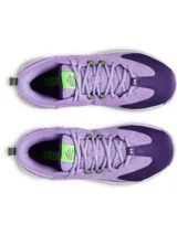 Championes de básquet Under Armour Curry 3Z 7 SDE, en tonos morado y violeta, con entresuela blanca y suela morada. Combinan cuero y malla transpirable, con entresuela Charged Cushioning® y logo de Curry en verde flúor.