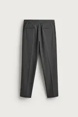 Pantalón regular fit color negro de tejido con viscosa, con cintura elástica ajustable con cordón, bolsillos frontales y traseros.