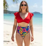 Conjunto de bikini United Uy modelo Tiro Alto Ani, compuesto por un corpiño rojo liso de tipo triángulo con mangas cortas con volados y una bombacha de tiro alto con estampado floral sobre base azul.