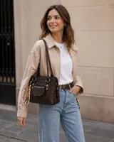 Cartera de cuero floater color chocolate con textura suave, doble asa reforzada, tres compartimentos independientes con cierre y bolsillo exterior con solapa.