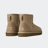 Botas cortas de gamuza color negro, con interior de piel de oveja suave y suela ligera.