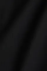 Pollera corta negra de tiro alto, con cierre oculto y pinzas en la espalda.