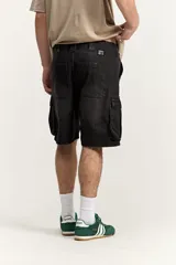 Bermuda cargo de jean color azul con lavado de efecto desgastado, corte amplio y bolsillos laterales con solapa.