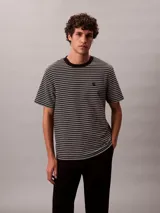 Remera de manga corta con cuello redondo, confeccionada en tejido de algodón con diseño de rayas horizontales finas. Presenta el logo de la marca bordado en el pecho.