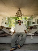 Pantalón de jean de lavado claro (oxido), corte ancho y tiro bajo, con cordones ajustables a la vista en la cintura y bordado en el frente.