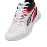 Championes de básquet Puma Dagger, diseño multicolor en blanco, rojo y negro, con suela blanca y detalles deportivos.