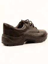 Zapato de trabajo negro de cuero con cordones.