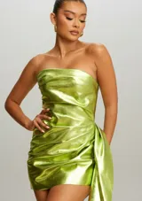 Vestido corto strapless de color verde lima con acabado metalizado y diseño drapeado en el frente.