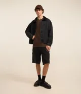 Remera masculina de manga larga en color marrón, con textura waffle y cuello redondo.