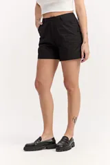 Short negro de algodón con cintura fija, presillas para cinto, bolsillos y detalle de cadena metálica colgante en el lateral.