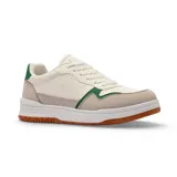 Championes deportivos de estilo urbano, confeccionados en una combinación de cuero sintético blanco y gamuza beige, con detalles en color verde y suela de goma color caramelo. Incorporan tecnología Memory Foam en la plantilla para mayor confort.