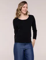 Buzo tejido fino y suave de marca Elie Tahari, color gris, con escote redondo pronunciado, mangas largas y silueta semi entallada.