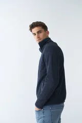 Campera negra tejida bondeada para hombre, con fit regular, logo estampado, cremallera entera y bolsillos con cierre.