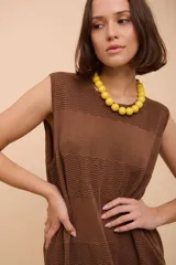 Vestido largo marrón de tejido con textura ondulada, sin mangas y corte recto.