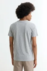 Remera de cuello redondo y manga corta, confeccionada en algodón de alta calidad con un diseño básico y versátil.